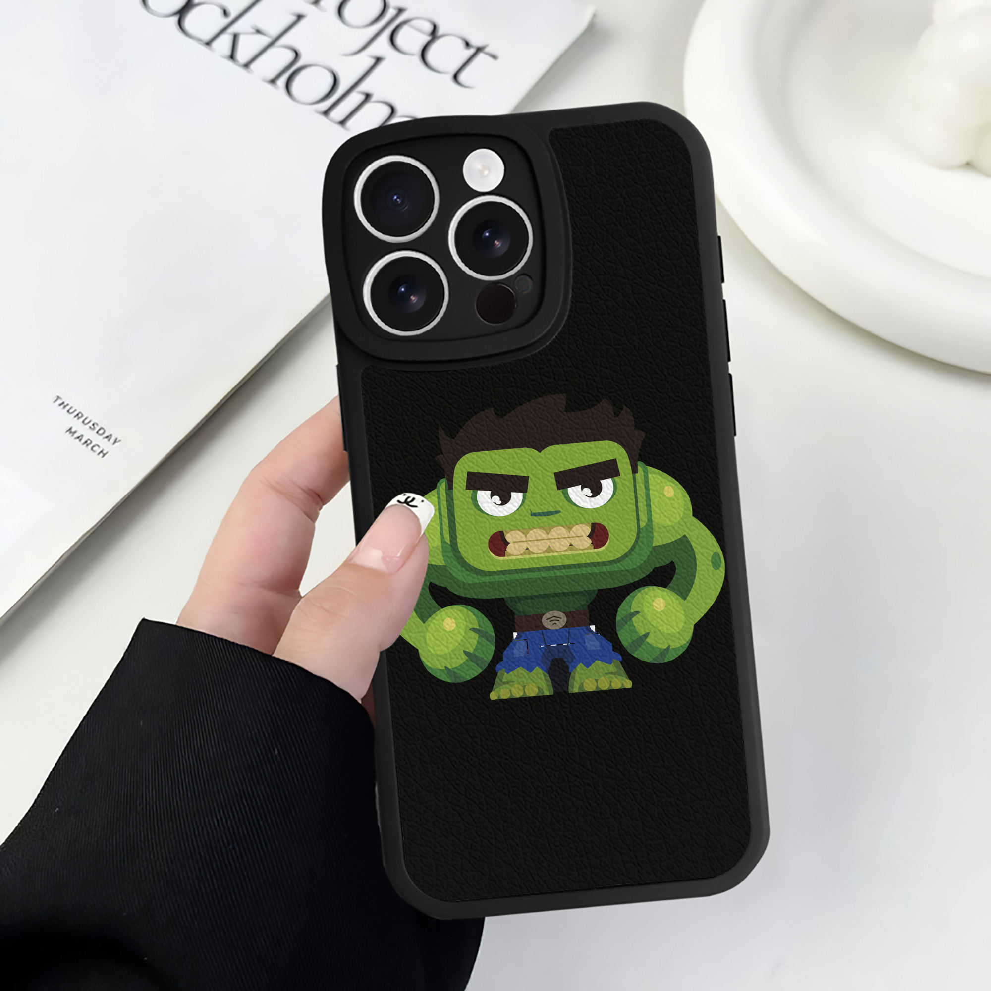 （画像用） アベンジャーズ The Avengers 【iPhone 16シリーズ対応】シリコンスマホケース（レザー調） 材質：シリコン